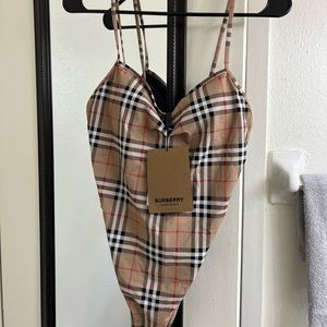 Brand new. Brought from Nordstrom Rack